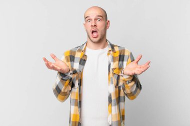 Kel adam ağzı açık ve şaşırmış, şok olmuş ve hayrete düşmüş inanılmaz bir sürprizle