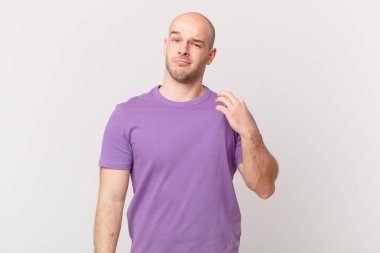 Kel adam kibirli, başarılı, pozitif ve gururlu görünüyor, kendini işaret ediyor.