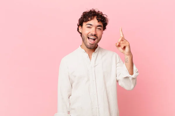 Hispanische Gutaussehende Mann Fühlen Sich Wie Ein Glückliches Und Aufgeregtes — Stockfoto