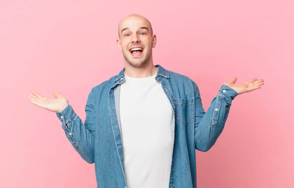 Calvo Sintiéndose Feliz Excitado Sorprendido Sorprendido Sonriendo Asombrado Por Algo — Foto de Stock