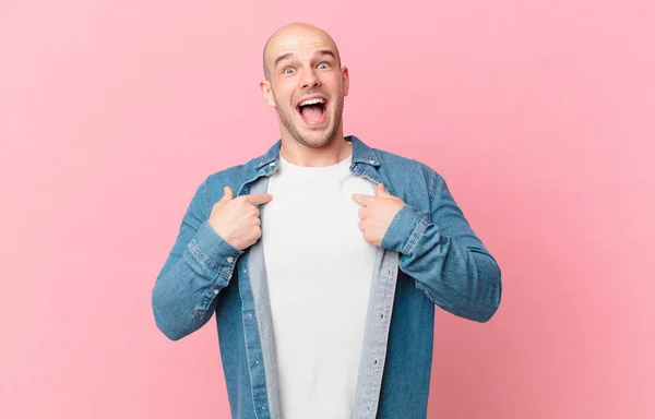 Calvo Sintiéndose Feliz Sorprendido Orgulloso Señalándose Mismo Con Una Mirada — Foto de Stock