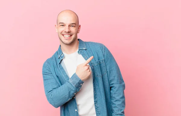 Hombre Calvo Sonriendo Alegremente Sintiéndose Feliz Señalando Hacia Lado Hacia — Foto de Stock