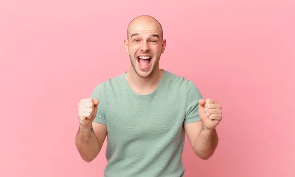 Mann Mit Glatze Ist Schockiert Aufgeregt Und Glücklich Lacht Und — Stockfoto