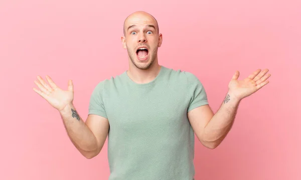 Homem Careca Sentindo Feliz Animado Surpreso Chocado Sorrindo Surpreso Com — Fotografia de Stock