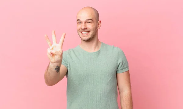 Homem Careca Sorrindo Olhando Amigável Mostrando Número Três Terceiro Com — Fotografia de Stock