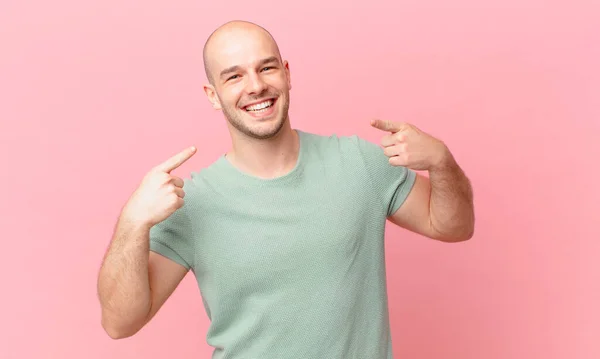 Kale Man Glimlachend Zelfverzekerd Wijzend Naar Een Eigen Brede Glimlach — Stockfoto
