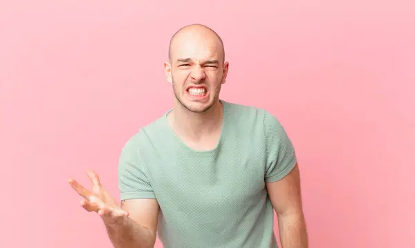 Careca Olhando Com Raiva Irritado Frustrado Gritando Wtf Que Está — Fotografia de Stock