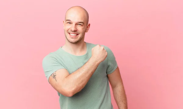 Careca Sentindo Feliz Positivo Bem Sucedido Motivado Enfrentar Desafio Celebrar — Fotografia de Stock