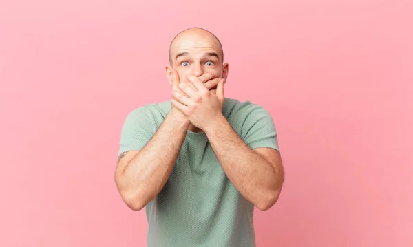 Homem Careca Cobrindo Boca Com Mãos Com Uma Expressão Chocada — Fotografia de Stock