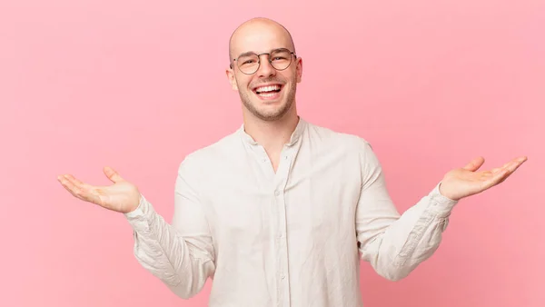 Kale Man Die Zich Gelukkig Opgewonden Verrast Geschokt Voelt Glimlacht — Stockfoto