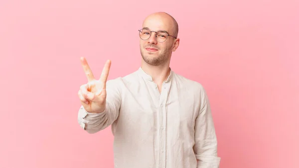 Homme Chauve Souriant Regardant Amical Montrant Numéro Deux Seconde Avec — Photo