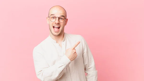 Careca Olhando Animado Surpreso Apontando Para Lado Para Cima Para — Fotografia de Stock