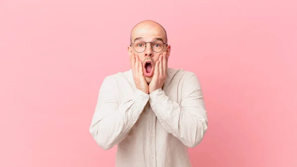 Kale Man Voelt Zich Geschokt Bang Ziet Doodsbang Uit Met — Stockfoto