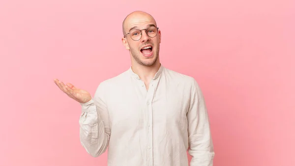 Homem Careca Sentindo Feliz Surpreso Alegre Sorrindo Com Atitude Positiva — Fotografia de Stock