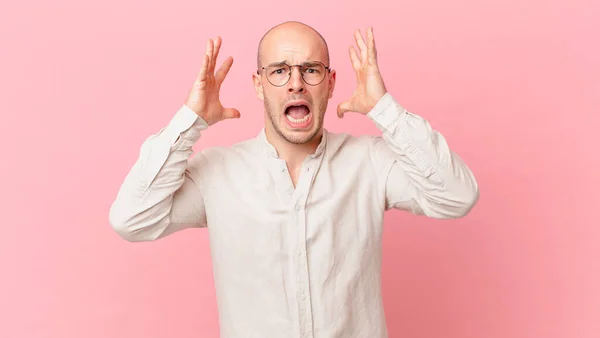 Careca Gritando Com Mãos Sentindo Furioso Frustrado Estressado Chateado — Fotografia de Stock