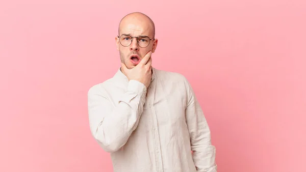 Homem Careca Com Boca Olhos Bem Abertos Mão Queixo Sentindo — Fotografia de Stock