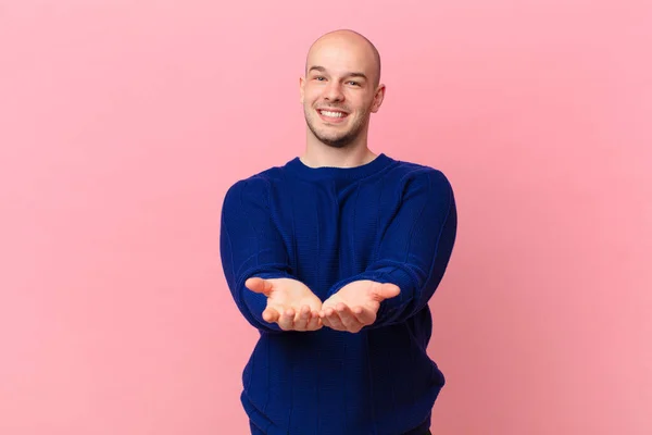 Uomo Calvo Sorridente Felicemente Con Amichevole Fiducioso Sguardo Positivo Offrendo — Foto Stock