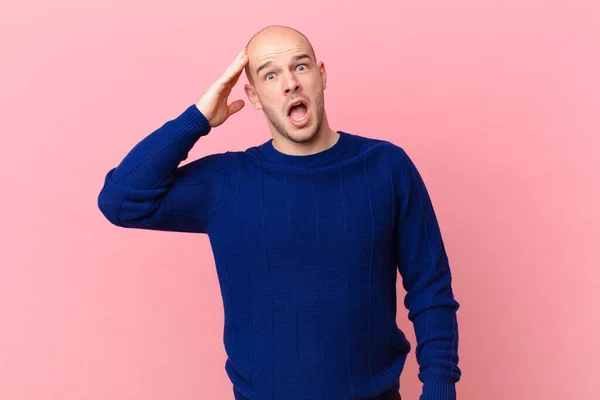 Homem Careca Olhando Feliz Surpreso Surpreso Sorrindo Percebendo Incrível Incrível — Fotografia de Stock