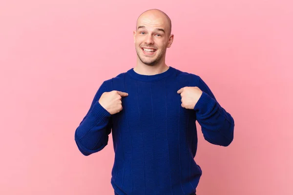 Homem Careca Sentindo Feliz Surpreso Orgulhoso Apontando Para Mesmo Com — Fotografia de Stock