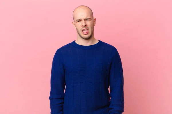 Kale Man Voelt Zich Walgelijk Geïrriteerd Steekt Zijn Tong Uit — Stockfoto