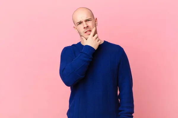 Homem Careca Com Boca Olhos Bem Abertos Mão Queixo Sentindo — Fotografia de Stock