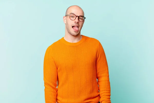 Homem Careca Com Atitude Alegre Despreocupada Rebelde Brincando Furando Língua — Fotografia de Stock