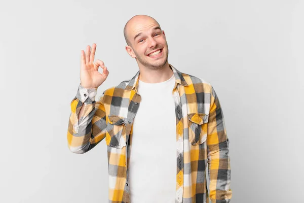 Homem Careca Sentindo Feliz Relaxado Satisfeito Mostrando Aprovação Com Gesto — Fotografia de Stock