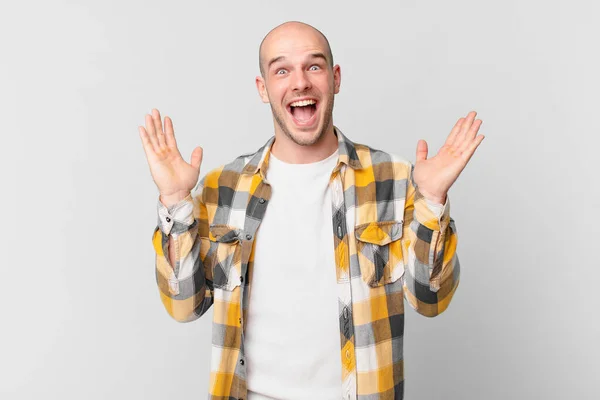 Kel Adam Mutlu Heyecanlı Şaşırmış Şok Olmuş Hissediyor Gülümsüyor Inanılmaz — Stok fotoğraf