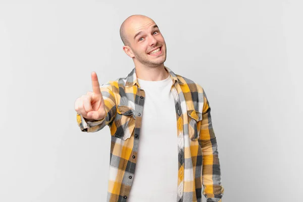 Homem Careca Sorrindo Orgulhosamente Confiantemente Fazendo Pose Número Triunfante Sentindo — Fotografia de Stock