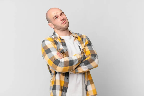 Homem Careca Encolhendo Ombros Sentindo Confuso Incerto Duvidando Com Braços — Fotografia de Stock