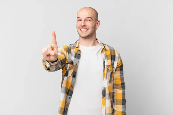 Kale Man Lacht Ziet Vriendelijk Uit Toont Nummer Een Eerste — Stockfoto