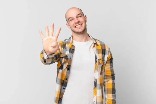 Kale Man Lacht Ziet Vriendelijk Uit Toont Nummer Vier Vierde — Stockfoto