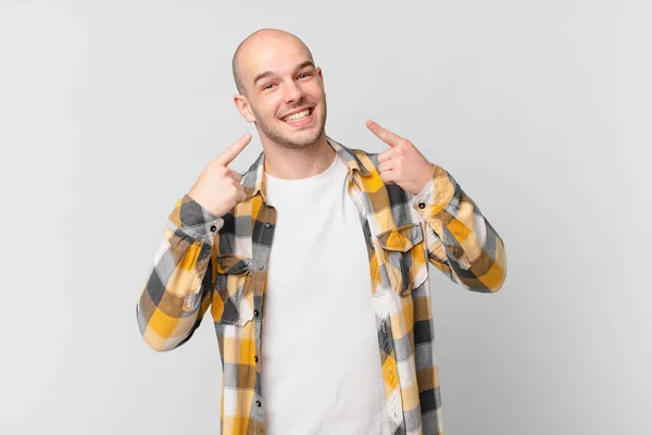 Homem Careca Sorrindo Confiantemente Apontando Para Próprio Sorriso Largo Positivo — Fotografia de Stock