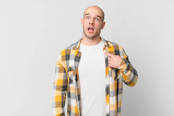 Careca Olhando Chocado Surpreso Com Boca Bem Aberta Apontando Para — Fotografia de Stock