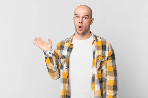 Careca Olhando Surpreendido Chocado Com Mandíbula Caiu Segurando Objeto Com — Fotografia de Stock