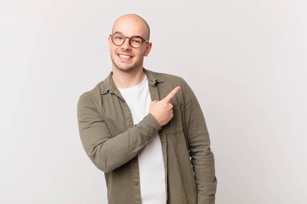 Homem Careca Sorrindo Alegremente Sentindo Feliz Apontando Para Lado Para — Fotografia de Stock