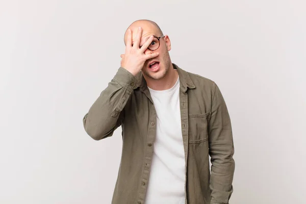 Careca Olhando Chocado Assustado Aterrorizado Cobrindo Rosto Com Mão Espreitando — Fotografia de Stock