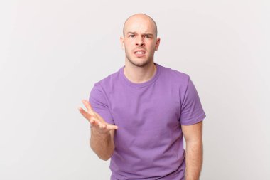 Kel adam sinirli, sinirli ve hayal kırıklığına uğramış görünüyor. Senin neyin var? 