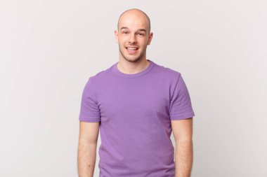 Kel adam mutlu ve hoş bir şekilde şaşırmış görünüyor. Büyülenmiş ve şok olmuş bir ifadeyle heyecanlanıyor.