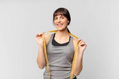 Genç sporcu kadın spor yapıyor.