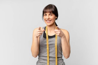 Genç sporcu kadın spor yapıyor.