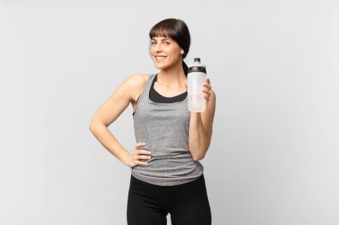 Suyu olan genç bir fitness kadını