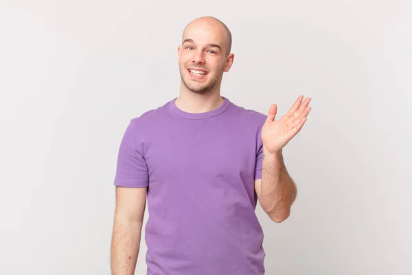 Homem Careca Sentindo Feliz Surpreso Alegre Sorrindo Com Atitude Positiva — Fotografia de Stock