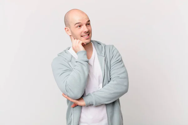 Uomo Calvo Sorridente Con Felice Espressione Fiduciosa Con Mano Sul — Foto Stock