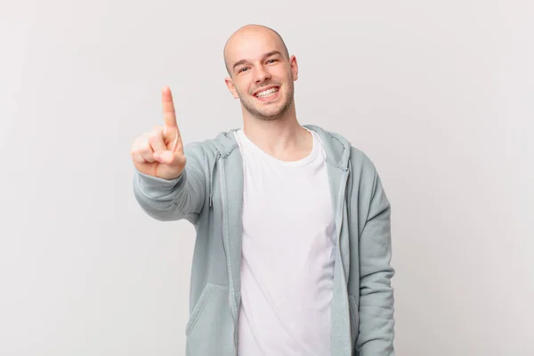 Kale Man Lacht Ziet Vriendelijk Uit Toont Nummer Een Eerste — Stockfoto