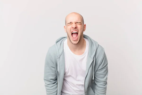 Careca Gritando Agressivamente Parecendo Muito Bravo Frustrado Indignado Irritado Gritando — Fotografia de Stock