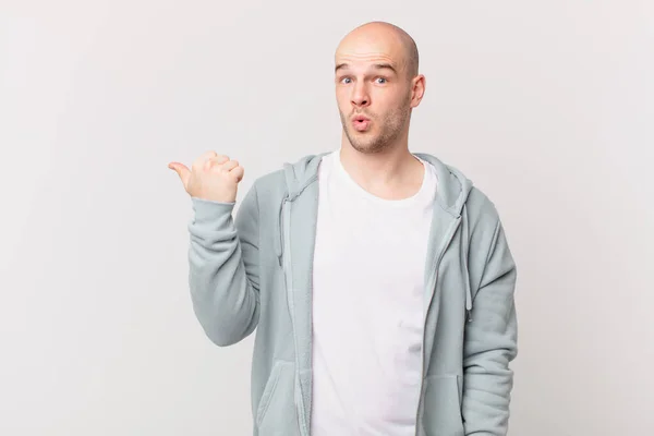 Careca Olhando Espantado Descrença Apontando Para Objeto Lado Dizendo Uau — Fotografia de Stock