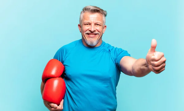 Senior Schöner Mann Boxt — Stockfoto