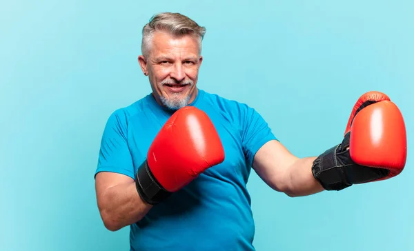 Senior Pohledný Muž Box — Stock fotografie