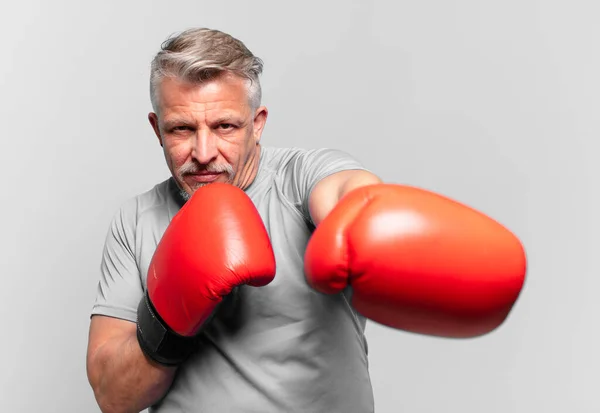 Senior Schöner Mann Boxt — Stockfoto